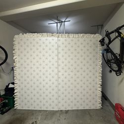 Foldable wooden backdrop for parties
