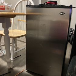 Sanyo Mini Fridge Included With Shelf’s 