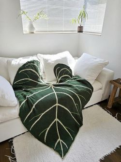 Monstera leaf plant blanket