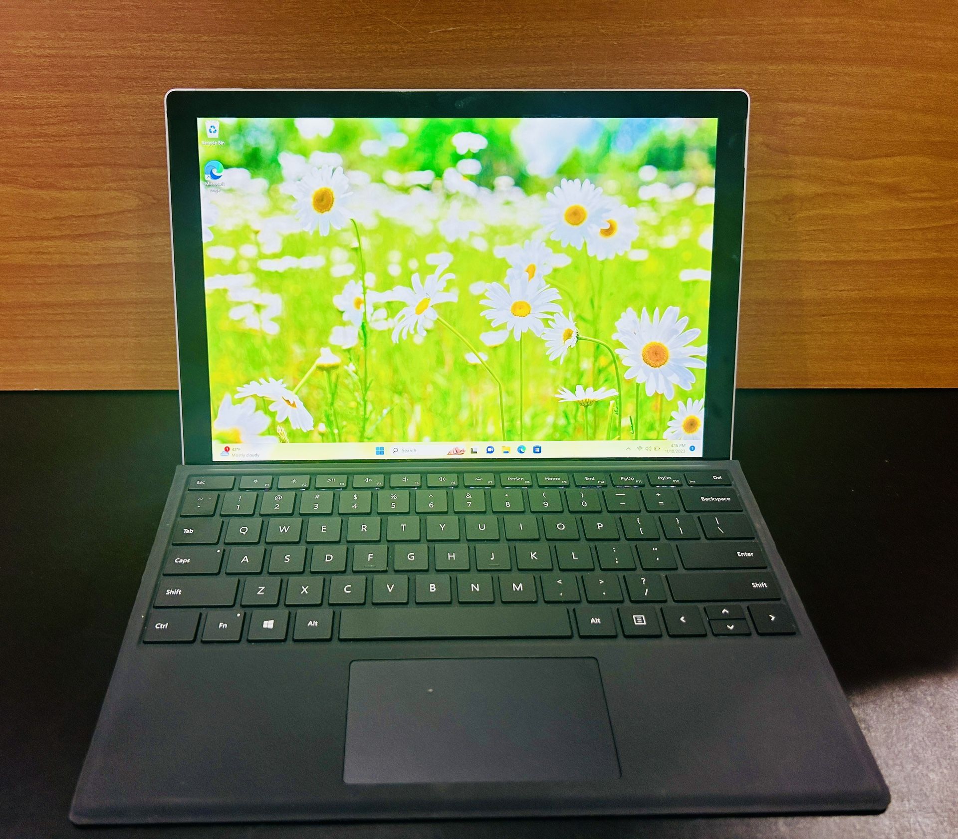Surface Pro 5 i5- 7300C 8GB RAM 256GB SSD WINDOWS 11pro Fully Functional