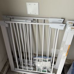Cumbor 29.7-46" Baby Gate for Stairs,  Auto Close Dog Gate for Doorways. 