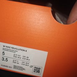 W NIKE REVOLUTION 8 Size 5 Woman's Shoes
