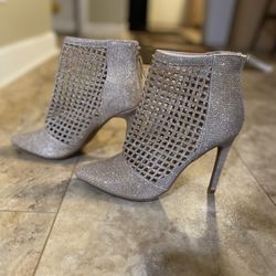 Anne Michelle Golden Glittery Heel, size -8