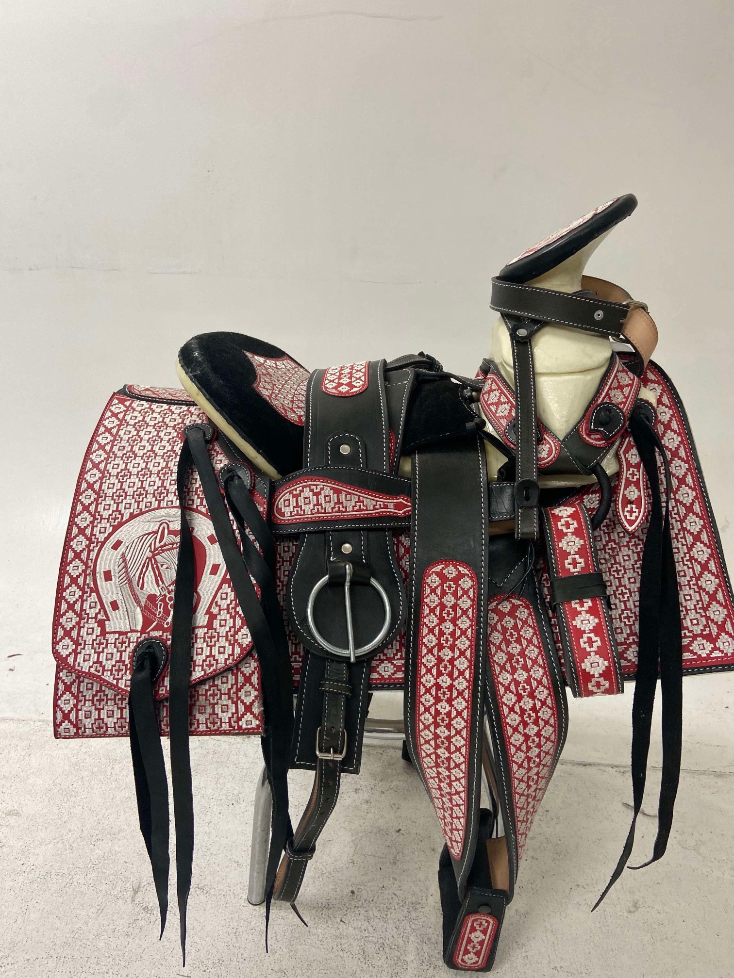 Montura charra bordada con cantinas Cuadradas