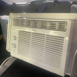 Midea Window A/C Unit. 5000 BTU