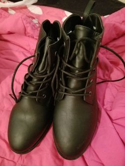American Eagle Black Boots. Brand New. Never Worn. Dont Fit. Size 9 1/2