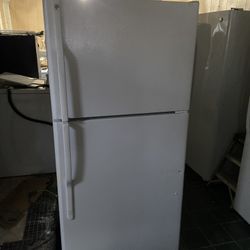 G.E.  WHITE  EXCELLANT  RUNNING FRIDGE. FRIDGE & FREEZER BOTH WORK LIKE NEW! HAS ALL SHELFS! NOTHING MISSING! SEE IT RUNNING IN MARRERO.TEXT ME 504 41