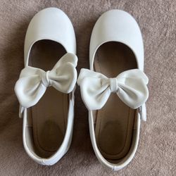 Girls White Flats With Bows