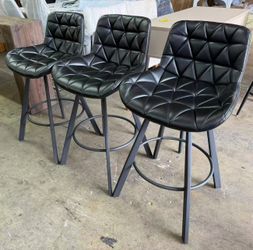 New assembled 26 Inch Black Faux Leather Counter Height Bar Stools Set of 3
Diamond quilted bucket seats with backs, stationary metal legs, kitchen is