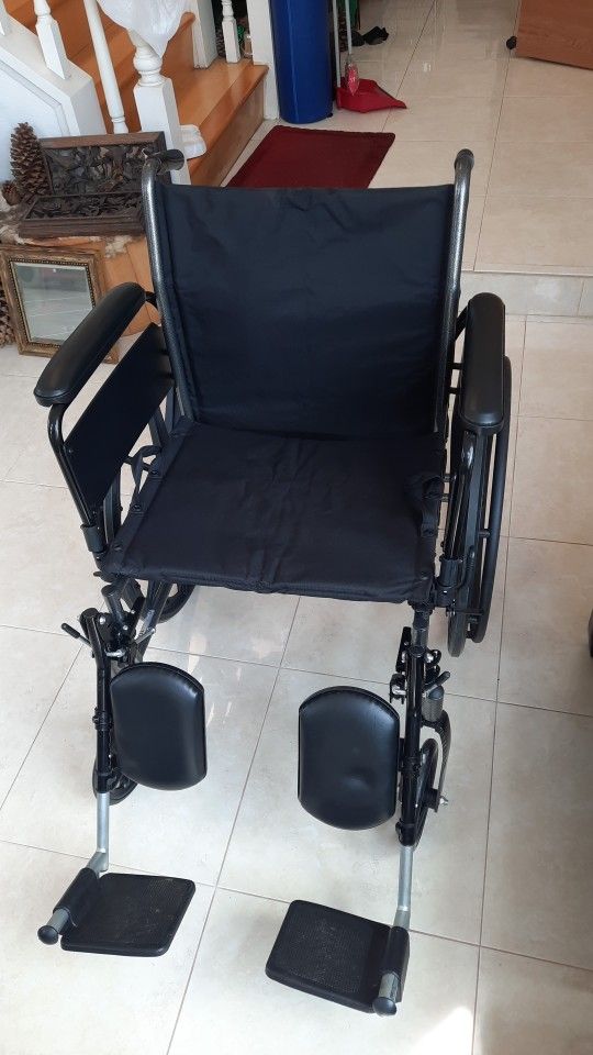 18" Drive Medical K320DFA-ELR Cruiser III Lightweight Folding Wheelchair (Mira Mesa)