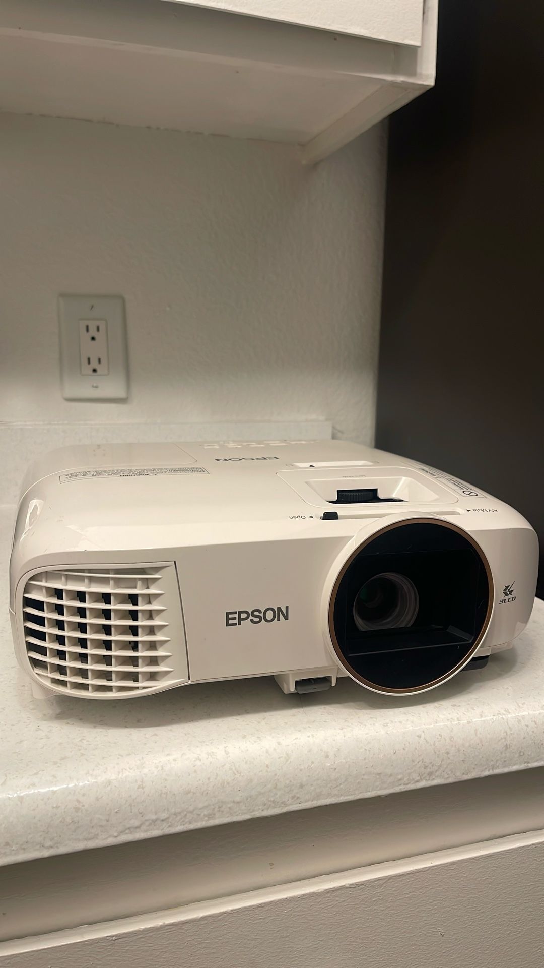 Projector: Epson Home Cinema 2150