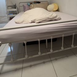 Queen Size Memory Foam Mattress & Bed Frame 