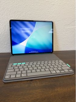 iPad Air 13” M3 WiFi 128Gb - w/ Logitech Keyboard Case