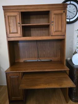 Desk in good condition PICK UP ONLY