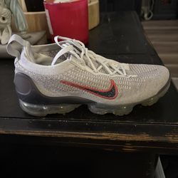 Nike Air VaporMax 2021 Flyknit in the "White Thunder Blue" size 7.5