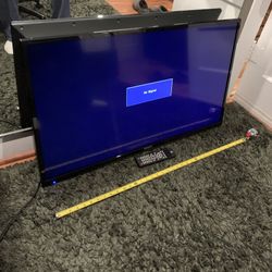 Clean 35” Tv With Remote 