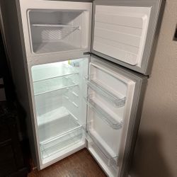 ELEMENT 7.1 CU. FT. TOP FREEZER REFRIGERATOR 