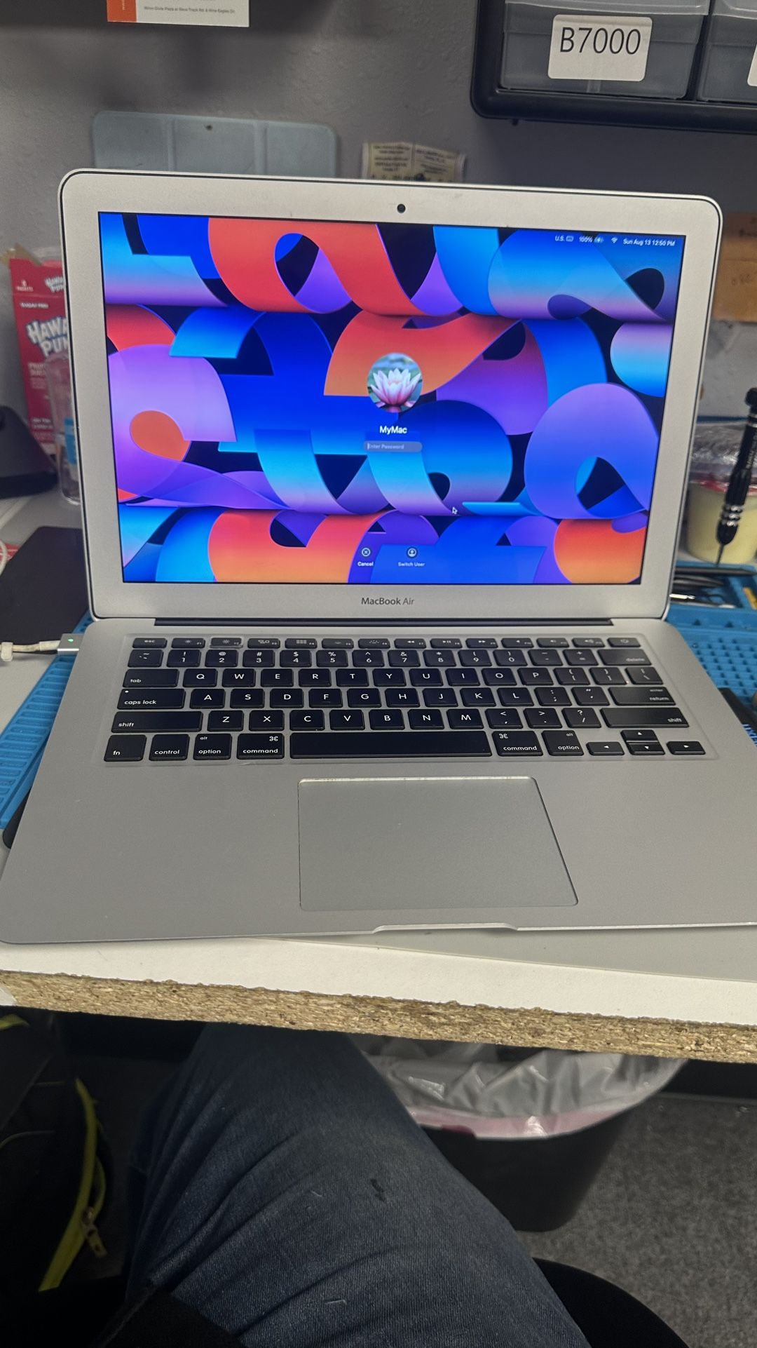 Apple 13" MacBook Air A 1466 Intel Core i5 4GB, Clean, just small corner damage Works great