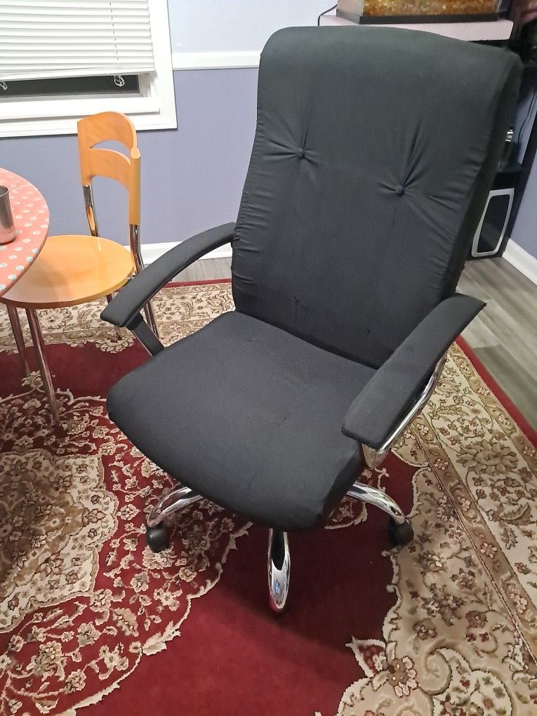 Computer Chair / Office Chair. (Like New )