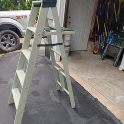 Wood 4- Step Ladder.