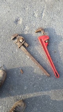 Pipe wrenches