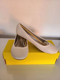 (NEW) 8.0 Kenneth Cole white shoes