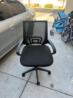 Black Mesh Office Chair with Wheels & Armrests
