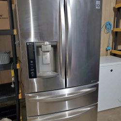 LG French Door Refrigerator w/ Ice & Water Dispenser 