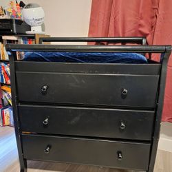Dresser With Changing Table Top And Pad