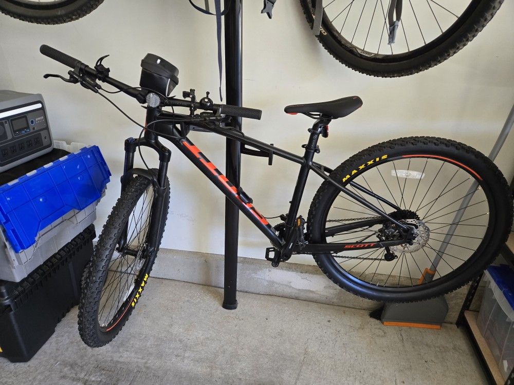 SCOTT 29 Inch Mountain Bike w/ Bike Rack