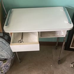Tengo Está Mesa Para Maniquiur Buenas Condiciones