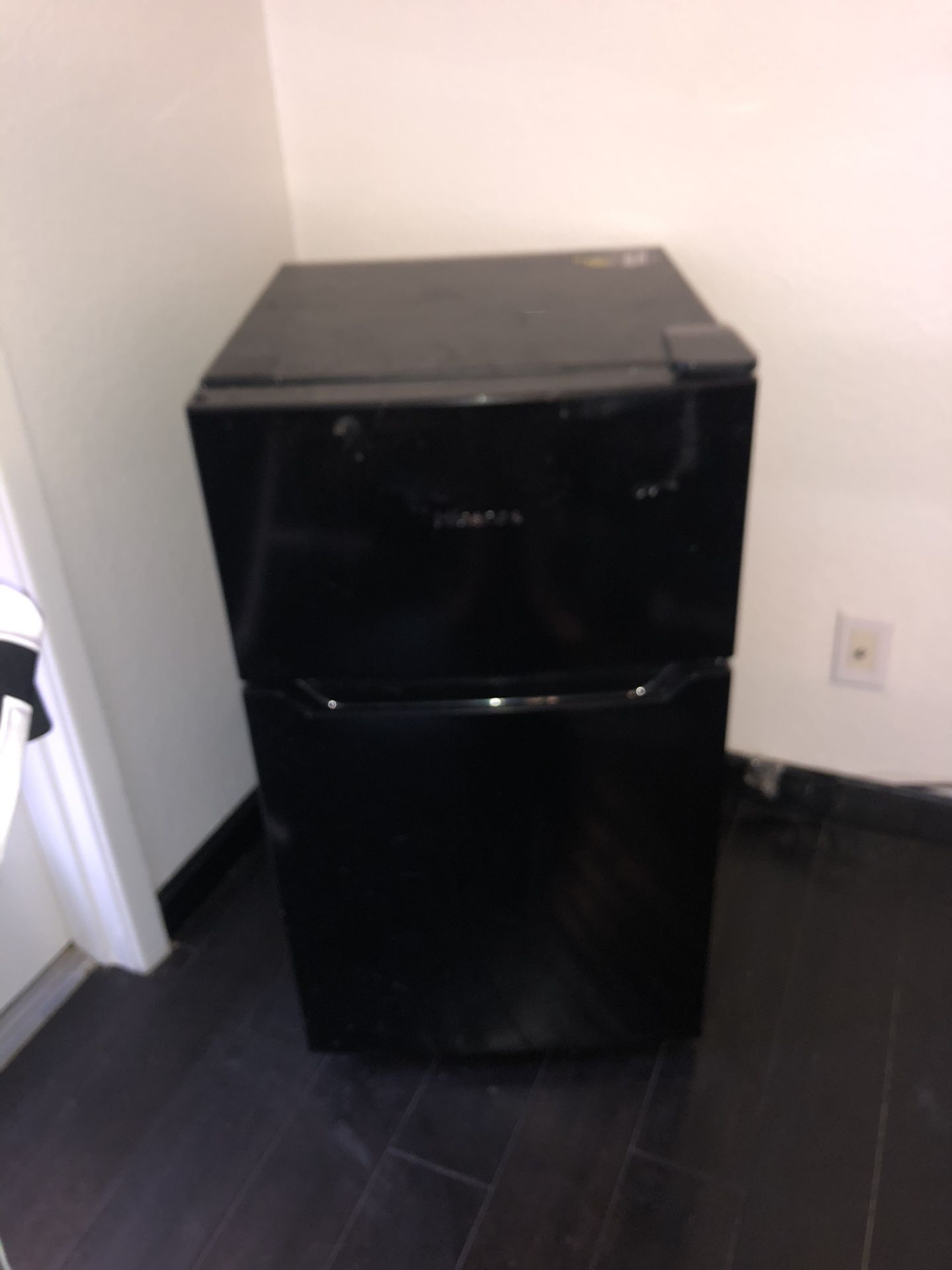 HiSense Black Mini-fridge/Freezer