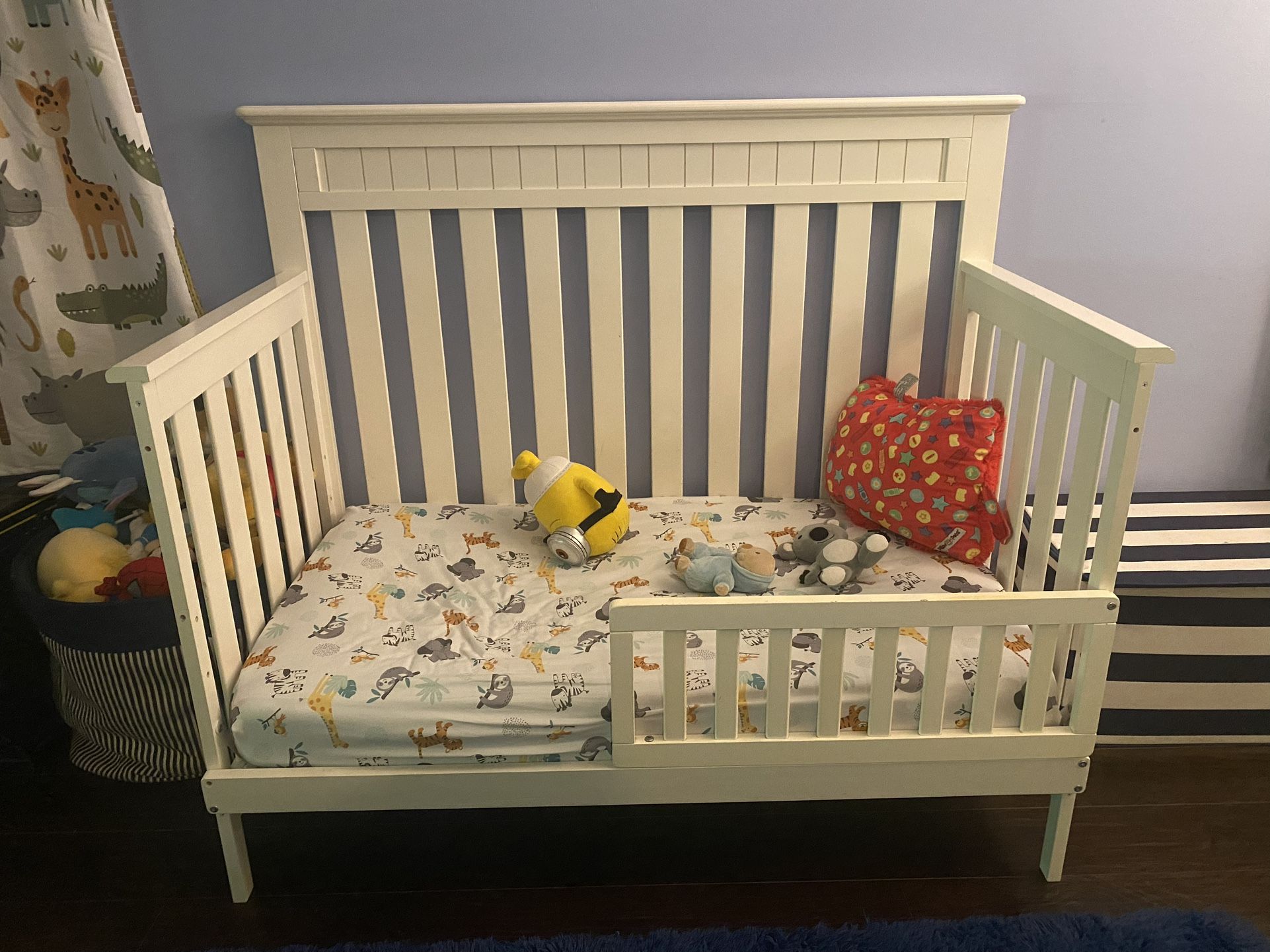 Nursery Set (versatile Crib, Changing Table, Lamp, Wall Pictures)