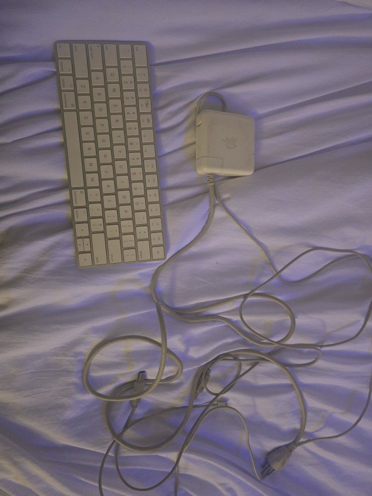 APPLE KEYBOARD AND CHARGER