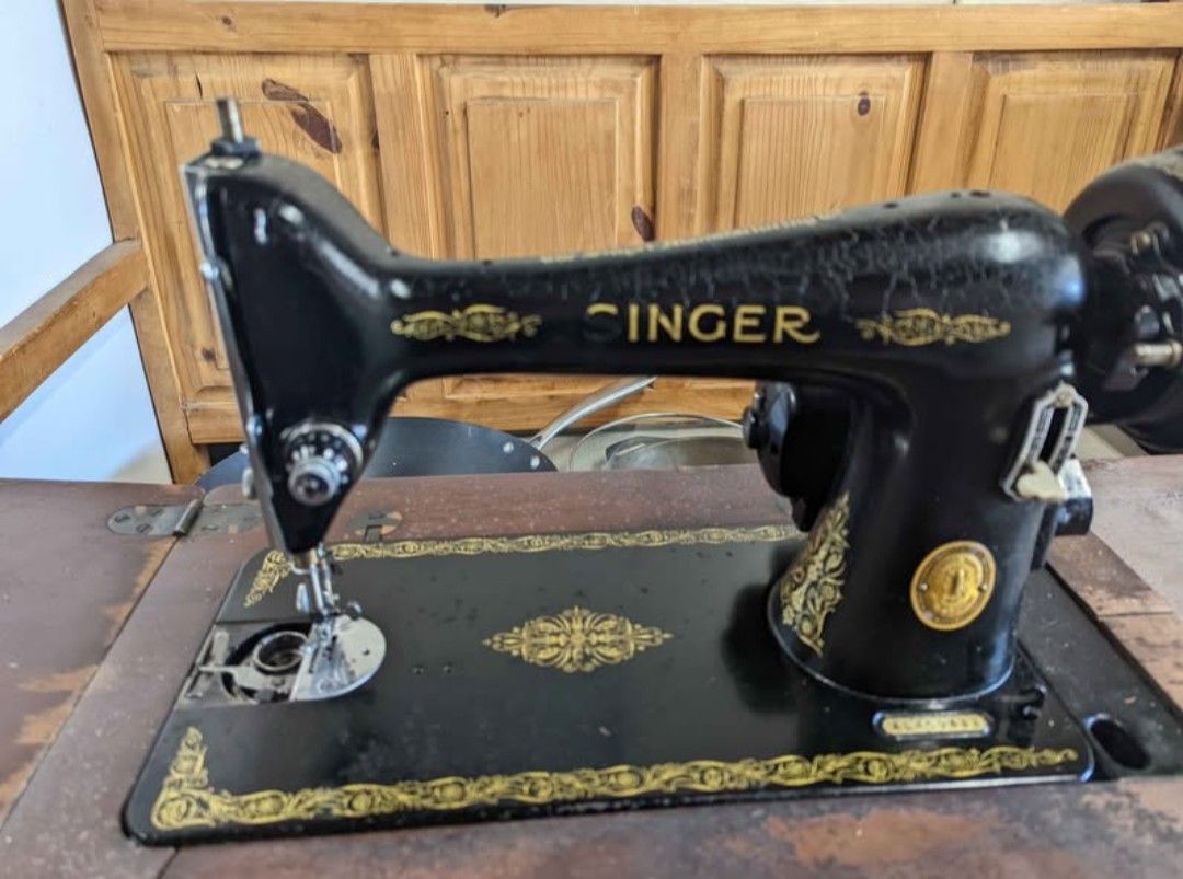 Antique Singer sewing machine Must go !
