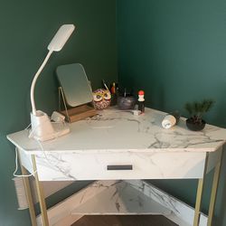Cute corner desk/ new!