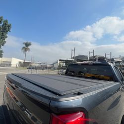 TAPADERA AL RAZ DE EL RIEL EN INVENTARIO PARA TODAS LAS TROCAS, TONNEAU COVER ( FLUSH MOUNT & MADE IN USA) IN STOCK FOR ALL TRUCKS, BEDLINERS 