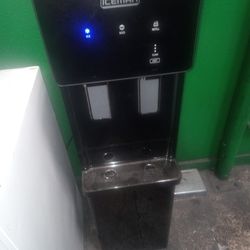 Water Dispenser And Ice Maker 