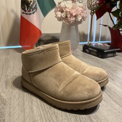 Women’s SO Boots Size 8