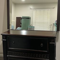 Solid Wood Dresser With Mirror 