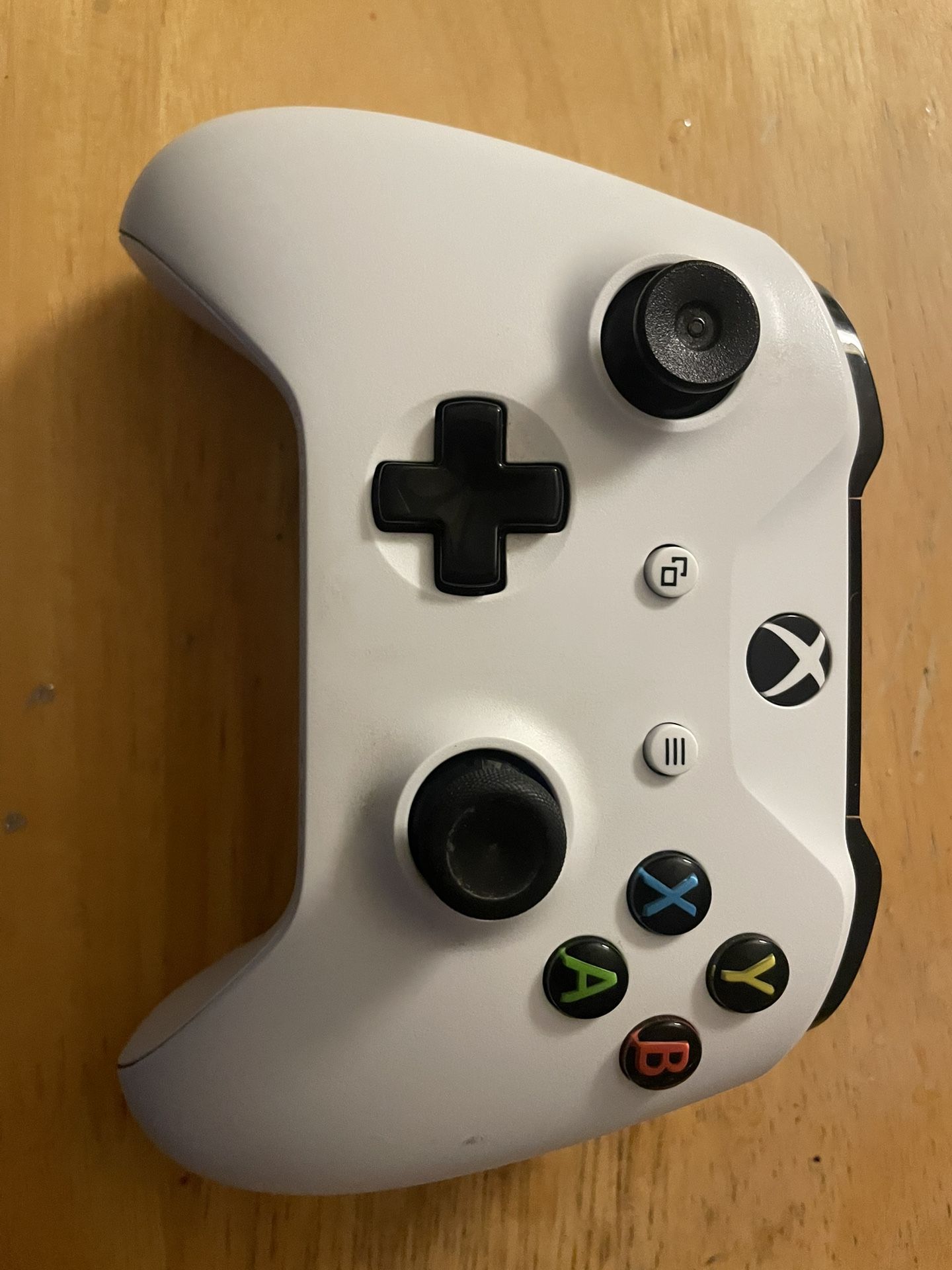 White Xbox 360 controller