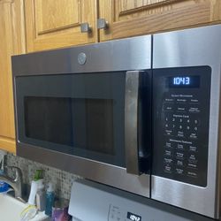 GE Microwave - One Year Old Lightly Used/Like New