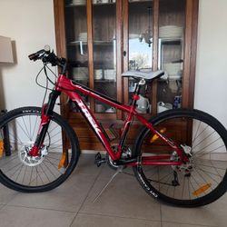 Selling a reliable Trek 4300 Mountain Bike (4 Series). This is a solid, durable bike perfect for trails or commuting around Miami