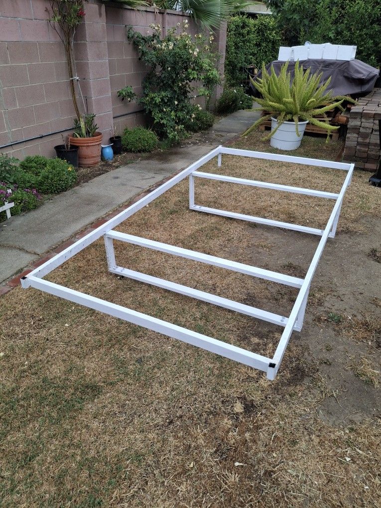 3 Metal Base With Wells L100" W50" H12"