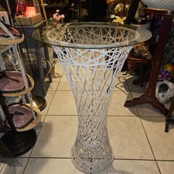 PLASTIC WICKER TABLE WITH GLASS AND OR PLANT POT HOLDER! REVERSIBLE