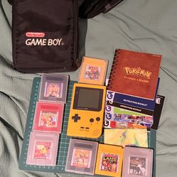 Gameboy pocket with games, guide and carry bag