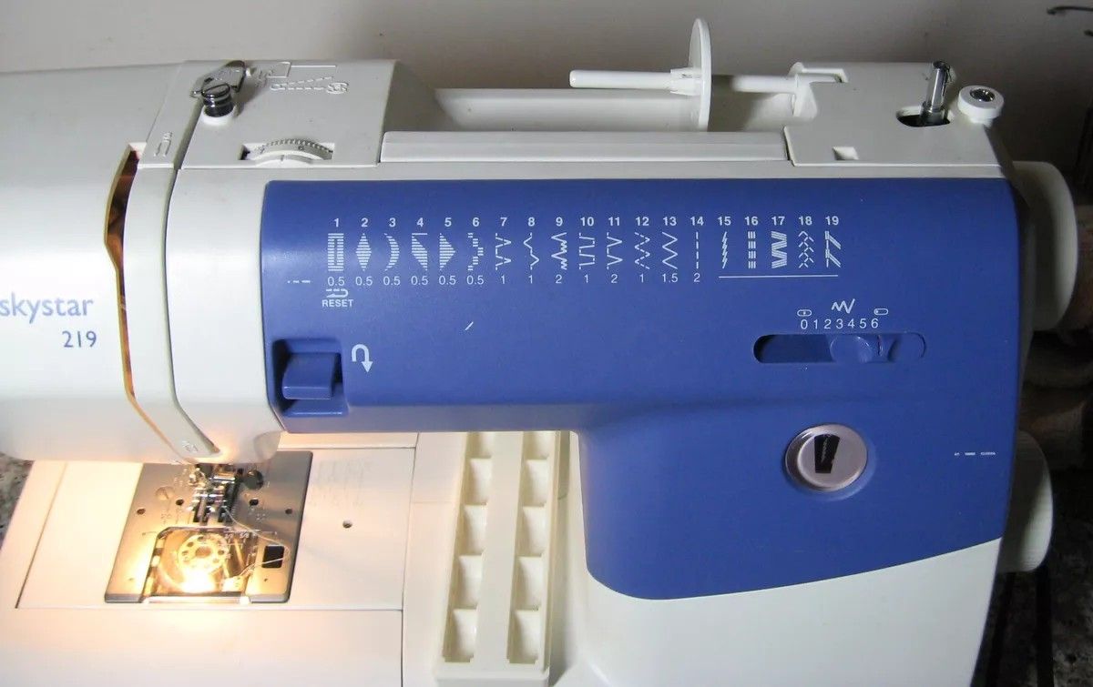 Husqvarna Viking Huskystar 219 Sewing Machine
