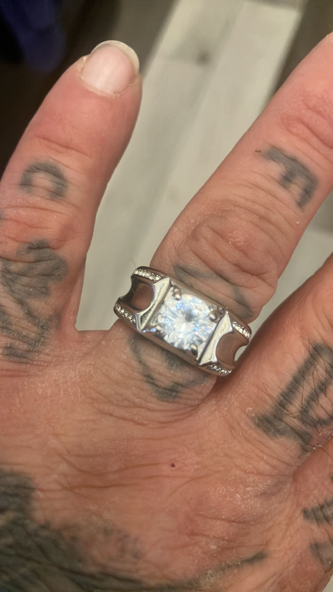 925. Silver men’s ring with sapphire and diamonds.