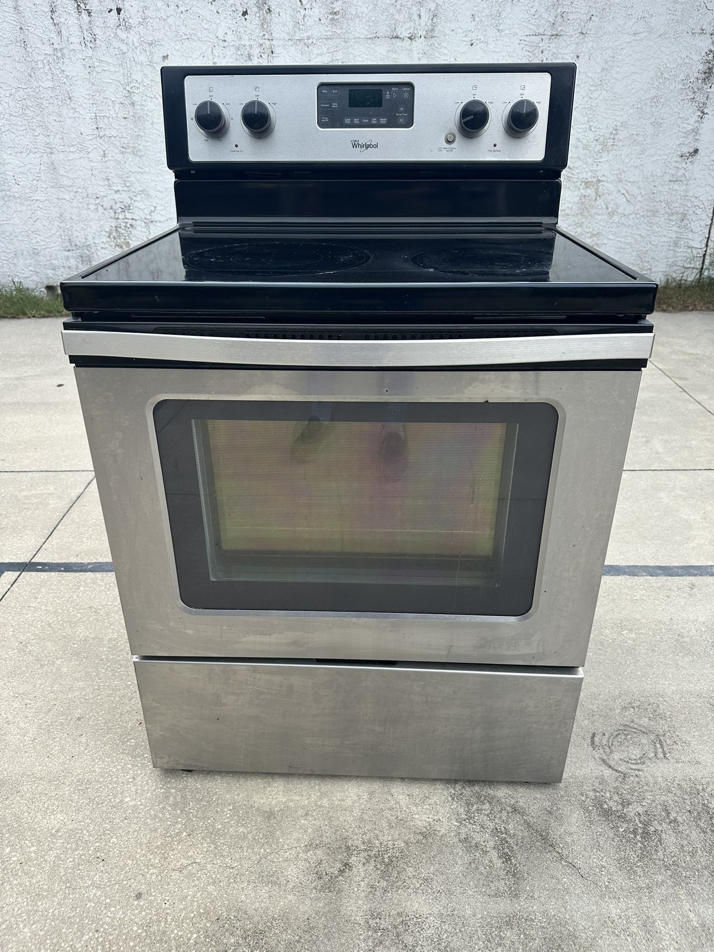 Whirlpool oven. Working condition. Your choice of 3 wire or 4 wire plug.