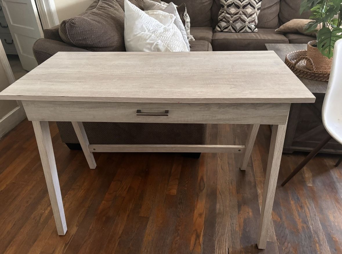 Desk (prunedale)